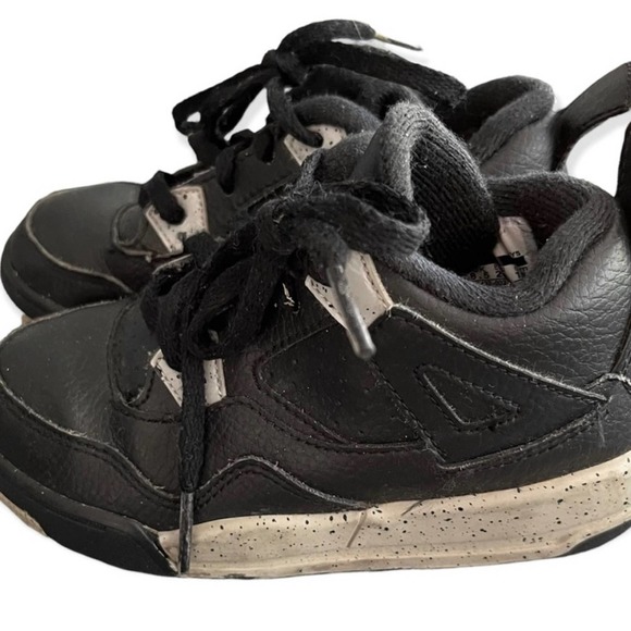 Air Jordan 4 Boy’s Retro Oreo Sneakers size 9 - Picture 2 of 6